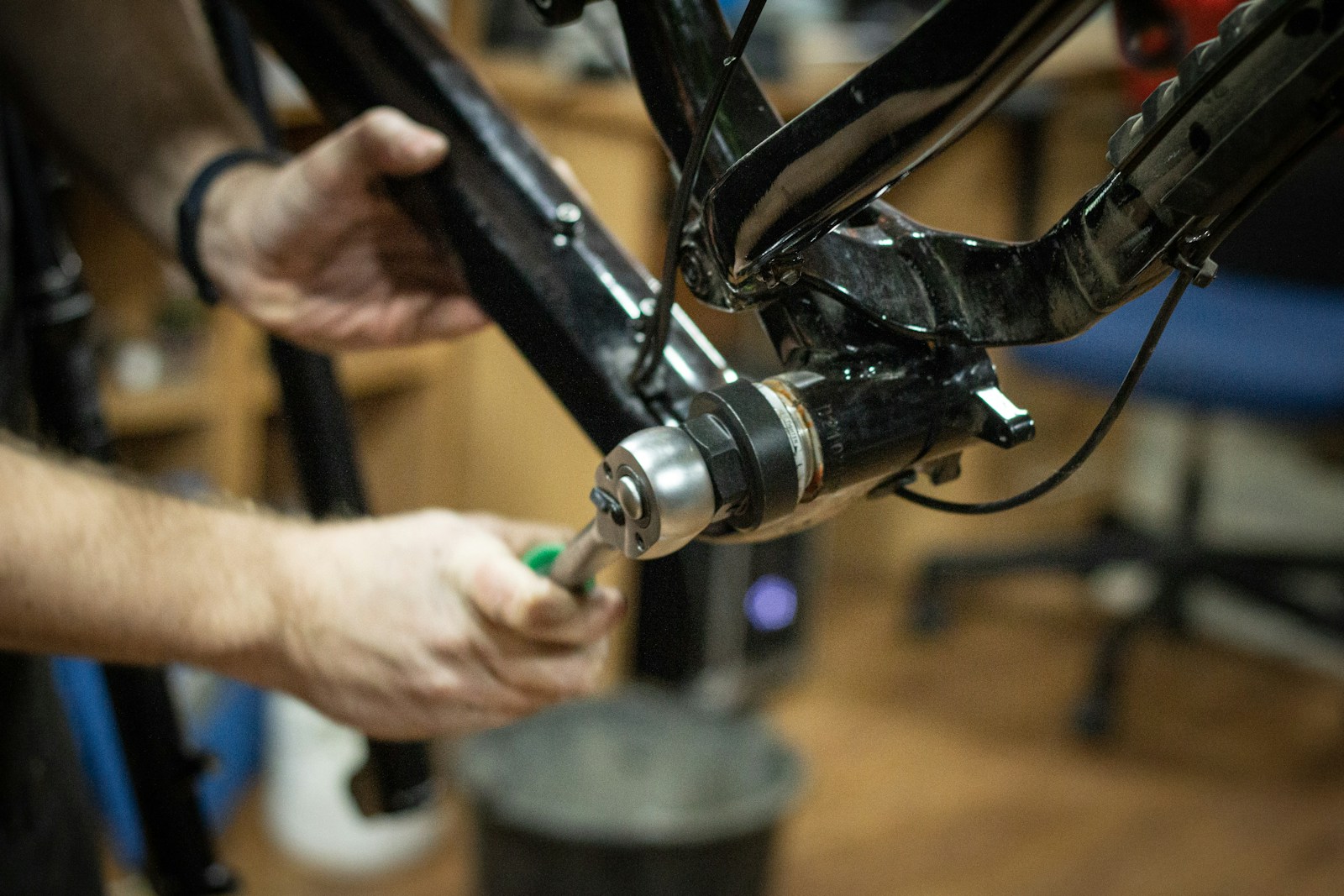 Racefiets wordt technisch gecontroleerd in de werkplaats